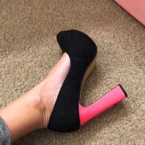 Black shoes with hot pink heels!!